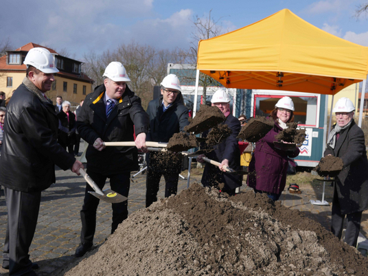 Symbolischer erster Spatenstich bei strahlendem Sonnenschein: (v.r.n.l.) Udo Schmidt, Silke Hoffmann, Herbert Blum, Silvio Plaasch, Holger Schreiber und Hans-Joachim Benner.